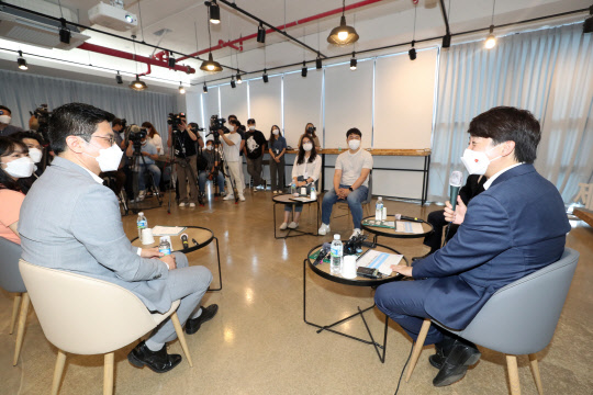 이준석 국민의힘 대표(오른쪽)가 23일 오후 제주시 연북로 더큰내일센터를 방문해 청년들과 간담회를 하던 도중 인사말을 하고 있다.연합뉴스